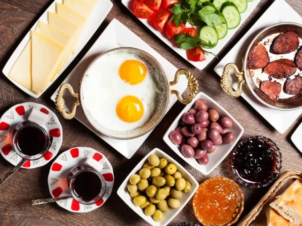 Breakfast Offer ( Sunup Eggs - Atum - Fresh Fruits - Black Honey with Tahini - Bread )